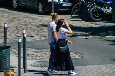 Fransa 1 Haziran 2021 'de Fransa' da meydana gelen koronavirüs salgını sırasında Reims sokaklarında yürüyen yayalar görülüyor.