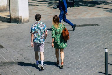 Fransa 1 Haziran 2021 'de Fransa' da meydana gelen koronavirüs salgını sırasında Reims sokaklarında yürüyen yayalar görülüyor.