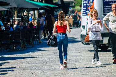 Fransa 1 Haziran 2021 'de Fransa' da meydana gelen koronavirüs salgını sırasında Reims sokaklarında yürüyen yayalar görülüyor.