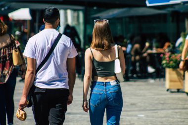 Fransa 1 Haziran 2021 'de Fransa' da meydana gelen koronavirüs salgını sırasında Reims sokaklarında yürüyen yayalar görülüyor.