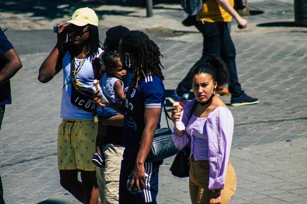 Reims França Junho 2021 Mulher Andando Nas Ruas Reims Durante — Fotografia de Stock