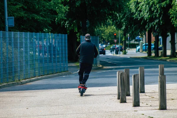 Reims Caddelerinde Elektrikli Scooterla Gezen Insanlar Küçük Bir Yanmalı Motorlar — Stok fotoğraf