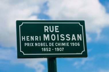 Reims şehir merkezindeki karayolu kullanıcısına bilgi sağlamak için yolun kenarına veya yukarısına dikilmiş Fransa 3 Haziran 2021 Sokak tabelası veya yol tabelası