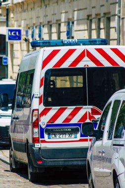Reims, Fransa 8 Haziran 2021 'de Reims adliyesinin önüne park etmiş bir polis arabası. Tutukluların naklinden ve güvenliğinden sorumlular.