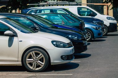 Reims France 08 Haziran 2021 Metropolitan Bölgesi şehir merkezinin caddelerine park etmiş arabalar