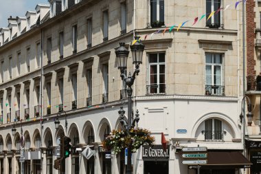 Reims Fransa 'yı 8 Haziran 2021' de Fransa 'nın Grand Est bölgesinde yer alan ve Avrupa' nın en eski kentlerinden biri olan Reims kentinin manzarasına sahiptir.