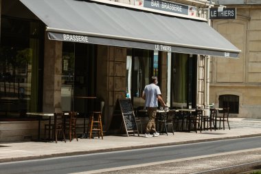 Reims Fransa 'yı 8 Haziran 2021' de Fransa 'nın Grand Est bölgesinde yer alan ve Avrupa' nın en eski kentlerinden biri olan Reims kentinin manzarasına sahiptir.