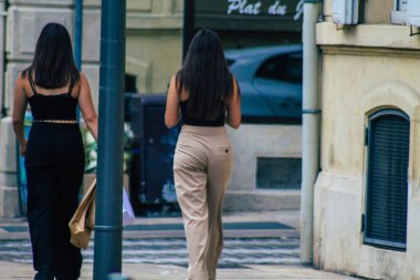Fransa 'yı koronavirüs salgını sırasında Reims sokaklarında yürüyen yayaların sokakta maske takması zorunludur.