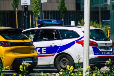 Reims, Fransa 11 Haziran 2021 'de Fransa' yı vuran koronavirüs salgını sırasında Reims sokaklarında sosyal mesafeyi koruyan polis devriyesi.