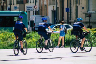 Reims, Fransa 11 Haziran 2021 'de Fransa' yı vuran koronavirüs salgını sırasında Reims sokaklarında sosyal mesafeyi koruyan polis devriyesi.