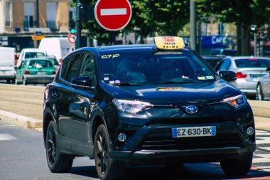 Reims 'de 11 Haziran 2021' de Coronavirus salgını sırasında Reims caddelerinde araba sürerken, insanlar bu tür bir nakliyeyi tercih ediyor, böylece kirlenmemek için maske takmak zorunludur.