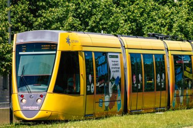 Reims Fransa 11 Haziran 2021 Coronavirus salgını sırasında Reims sokaklarında dolaşan yolcular için modern elektrikli tramvay Fransa 'ya maske takmak zorunludur.
