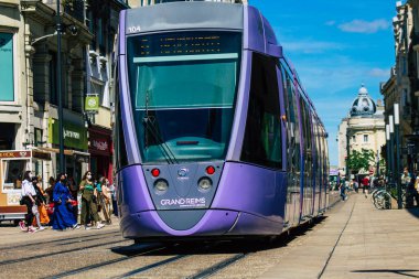 Reims Fransa 11 Haziran 2021 Coronavirus salgını sırasında Reims sokaklarında dolaşan yolcular için modern elektrikli tramvay Fransa 'ya maske takmak zorunludur.