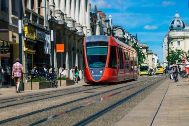 Reims Fransa 11 Haziran 2021 Coronavirus salgını sırasında Reims sokaklarında dolaşan yolcular için modern elektrikli tramvay Fransa 'ya maske takmak zorunludur.