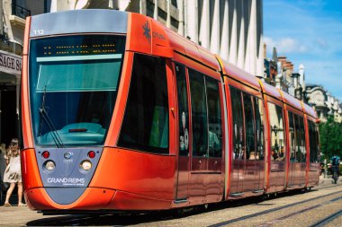 Reims Fransa 11 Haziran 2021 Coronavirus salgını sırasında Reims sokaklarında dolaşan yolcular için modern elektrikli tramvay Fransa 'ya maske takmak zorunludur.