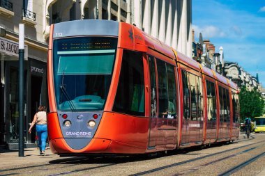 Reims Fransa 11 Haziran 2021 Coronavirus salgını sırasında Reims sokaklarında dolaşan yolcular için modern elektrikli tramvay Fransa 'ya maske takmak zorunludur.