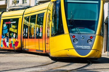 Reims Fransa 11 Haziran 2021 Coronavirus salgını sırasında Reims sokaklarında dolaşan yolcular için modern elektrikli tramvay Fransa 'ya maske takmak zorunludur.