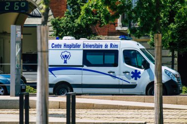 Fransa 'yı 11 Haziran 2021' de Coronavirus salgını sırasında Reims caddelerinden geçen ambulans Fransa 'yı vuruyor.