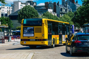 Reims 11 Haziran 2021 'de Fransa' da Coronavirus salgını sırasında Reims sokaklarında sürerken maske takmak zorunludur.