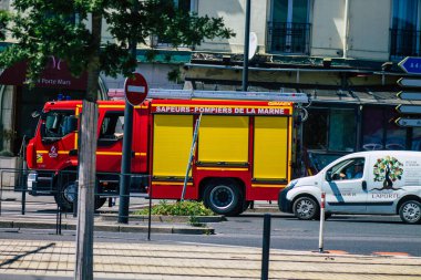 Reims 11 Haziran 2021 Coronavirus salgını sırasında Fransa 'yı vuran itfaiye aracı Reims sokaklarından geçiyor.