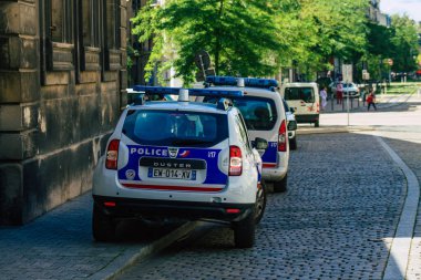 Reims France 11 Haziran 2021 Coronavirus salgını sırasında Fransa 'yı vuran Reims caddelerine park etmiş bir polis arabası.