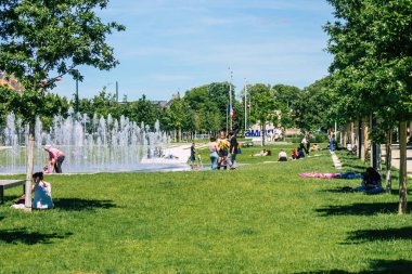 11 Haziran 2021 'de Fransa' yı Fransa 'nın Grand Est bölgesinde yer alan ve Avrupa' nın en eski kentlerinden biri olan Reims şehrinin kent manzarasını resmeder.