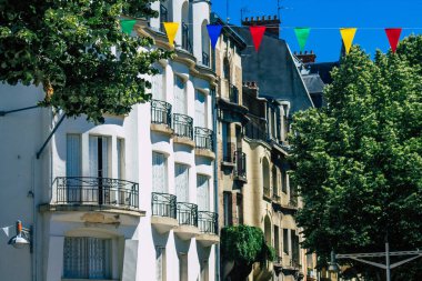 11 Haziran 2021 'de Fransa' yı Fransa 'nın Grand Est bölgesinde yer alan ve Avrupa' nın en eski kentlerinden biri olan Reims şehrinin kent manzarasını resmeder.