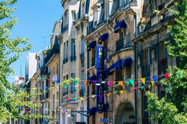 11 Haziran 2021 'de Fransa' yı Fransa 'nın Grand Est bölgesinde yer alan ve Avrupa' nın en eski kentlerinden biri olan Reims şehrinin kent manzarasını resmeder.