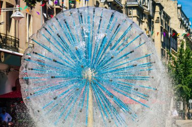 11 Haziran 2021 'de Fransa' yı Fransa 'nın Grand Est bölgesinde yer alan ve Avrupa' nın en eski kentlerinden biri olan Reims şehrinin kent manzarasını resmeder.