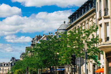 11 Haziran 2021 'de Fransa' yı Fransa 'nın Grand Est bölgesinde yer alan ve Avrupa' nın en eski kentlerinden biri olan Reims şehrinin kent manzarasını resmeder.