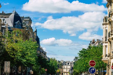 11 Haziran 2021 'de Fransa' yı Fransa 'nın Grand Est bölgesinde yer alan ve Avrupa' nın en eski kentlerinden biri olan Reims şehrinin kent manzarasını resmeder.