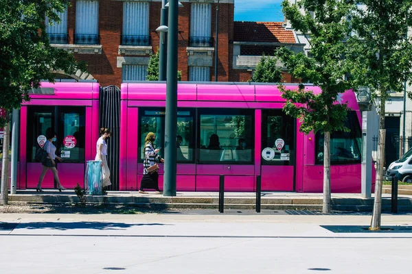 Reims Fransa 11 Haziran 2021 Coronavirus salgını sırasında Reims sokaklarında dolaşan yolcular için modern elektrikli tramvay Fransa 'ya maske takmak zorunludur.