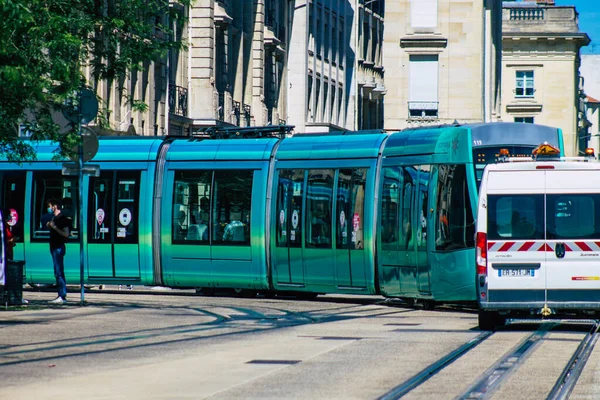Reims Fransa 11 Haziran 2021 Coronavirus salgını sırasında Reims sokaklarında dolaşan yolcular için modern elektrikli tramvay Fransa 'ya maske takmak zorunludur.