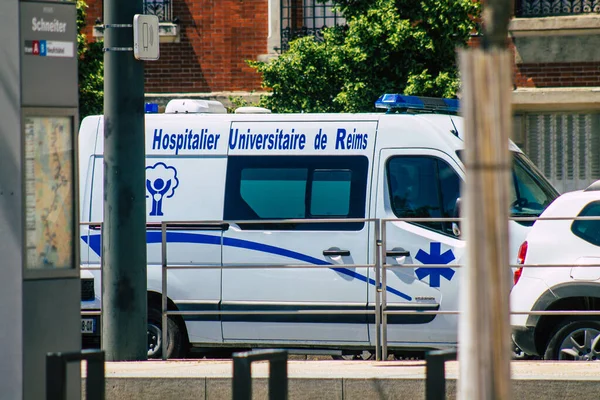 Fransa 'yı 11 Haziran 2021' de Coronavirus salgını sırasında Reims caddelerinden geçen ambulans Fransa 'yı vuruyor.