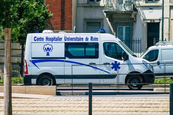 Reims France Června 2021 Sanitka Projíždějící Ulicemi Remeše Během Epidemie — Stock fotografie