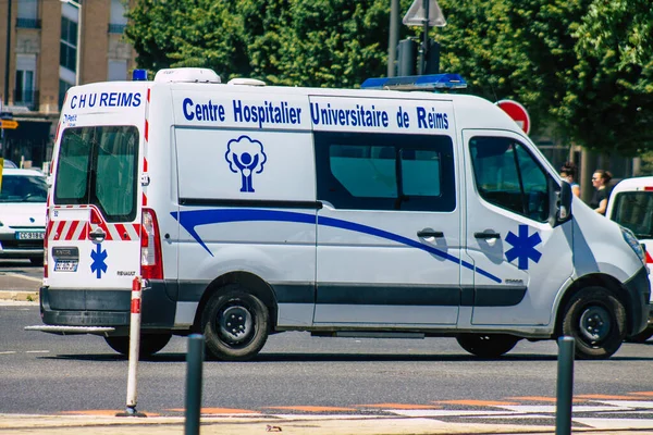 Reims France Června 2021 Sanitka Projíždějící Ulicemi Remeše Během Epidemie — Stock fotografie