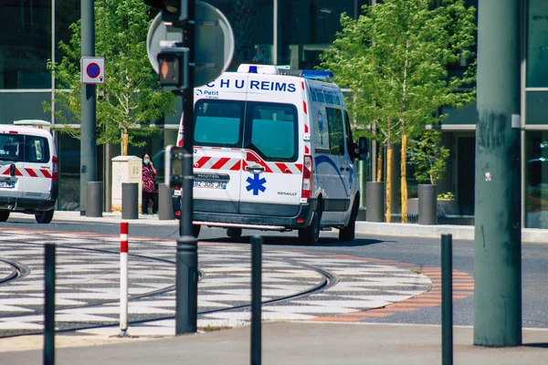 Reims France Června 2021 Sanitka Projíždějící Ulicemi Remeše Během Epidemie — Stock fotografie