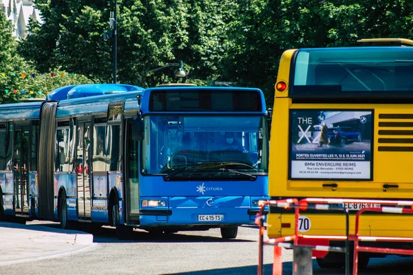 Реймс Франс Июня 2021 Автобус Проезжает Улицам Реймса Время Вспышки — стоковое фото