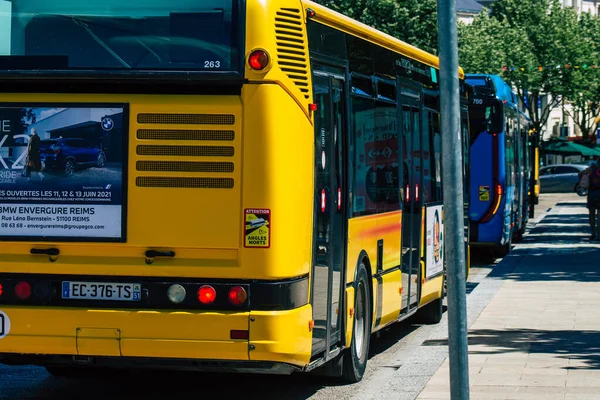 Reims Francja Czerwca 2021 Autobus Jadący Ulicami Reims Podczas Epidemii — Zdjęcie stockowe