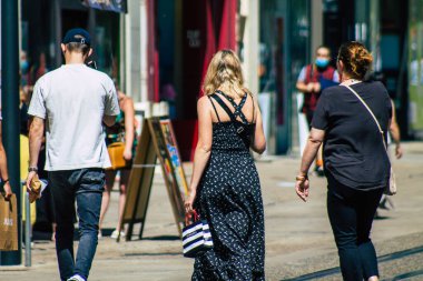 Fransa 'yı 11 Haziran 2021' de koronavirüs salgını sırasında sokaklarda yürüyen yayaların sokakta maske takması zorunludur.