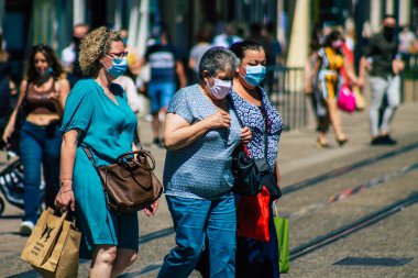 Fransa 'yı 11 Haziran 2021' de koronavirüs salgını sırasında sokaklarda yürüyen yayaların sokakta maske takması zorunludur.