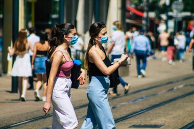 Fransa 'yı 11 Haziran 2021' de koronavirüs salgını sırasında sokaklarda yürüyen yayaların sokakta maske takması zorunludur.