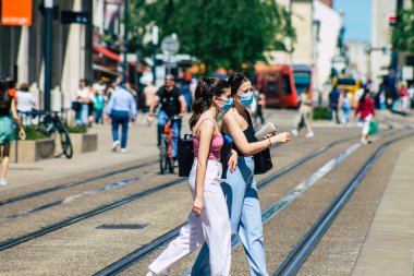 Fransa 'yı 11 Haziran 2021' de koronavirüs salgını sırasında sokaklarda yürüyen yayaların sokakta maske takması zorunludur.