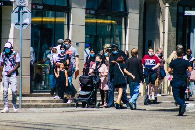 Fransa 'yı 11 Haziran 2021' de koronavirüs salgını sırasında sokaklarda yürüyen yayaların sokakta maske takması zorunludur.