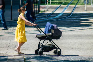 Fransa 'yı 11 Haziran 2021' de koronavirüs salgını sırasında sokaklarda yürüyen yayaların sokakta maske takması zorunludur.