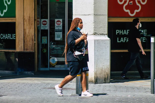 Reims Francja Czerwca 2021 Piesi Spacerujący Ulicach Reims Podczas Epidemii — Zdjęcie stockowe