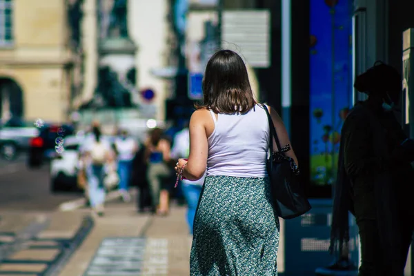 Reims Francia Junio 2021 Los Peatones Que Caminan Por Las — Foto de Stock