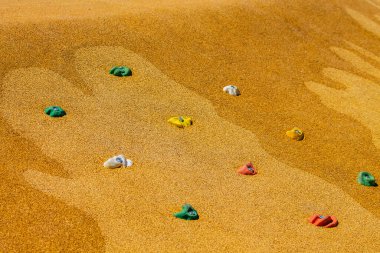 Reims şehrinin Leo Lagrange parkının girişine kurduğu yeni ahşap oyun parkı, her yaştan çocuğu güvenli bir şekilde barındırıyor ve eğlenebiliyor.