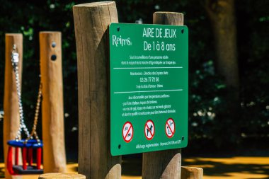 Reims şehrinin Leo Lagrange parkının girişine kurduğu yeni ahşap oyun parkı, her yaştan çocuğu güvenli bir şekilde barındırıyor ve eğlenebiliyor.