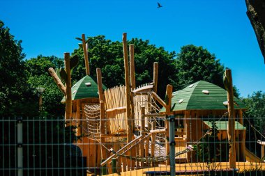 Reims şehrinin Leo Lagrange parkının girişine kurduğu yeni ahşap oyun parkı, her yaştan çocuğu güvenli bir şekilde barındırıyor ve eğlenebiliyor.